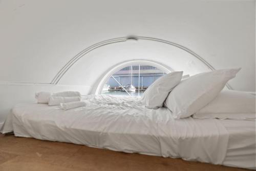 フィラデルフィアにあるNauti and Nice The Love Shackの部屋にあるアーチ型の窓のある白いベッド