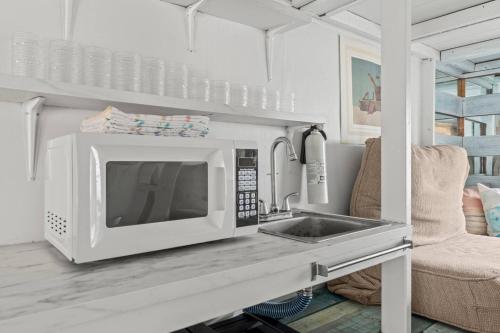 フィラデルフィアにあるNauti and Nice The Love Shackのキッチン(電子レンジ、カウンター付)