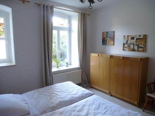 a bedroom with a bed and a window at Sunny Escape in Borstendorf in Grünhainichen