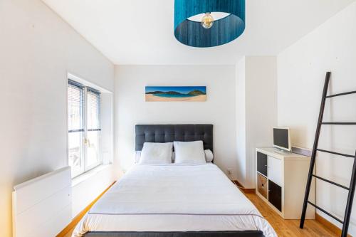 Ένα ή περισσότερα κρεβάτια σε δωμάτιο στο GuestReady - Bright Haven with private courtyard