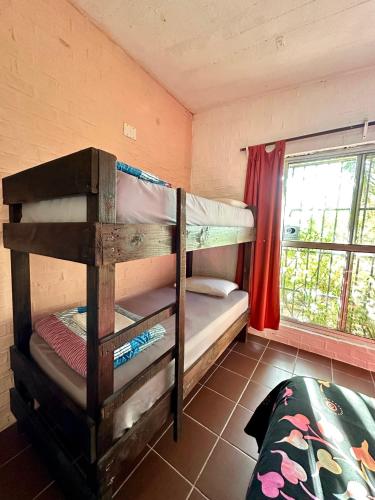 Ένα ή περισσότερα κρεβάτια σε δωμάτιο στο Piedra Alta Hostel & Suites