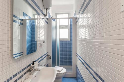 ein Badezimmer mit Toilette, Waschbecken und Spiegel in der Unterkunft GuestHost - Ponte Vecchio Charming Apartments in Florenz