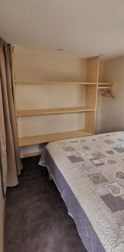 Ένα ή περισσότερα κρεβάτια σε δωμάτιο στο Mobile home de Riosset