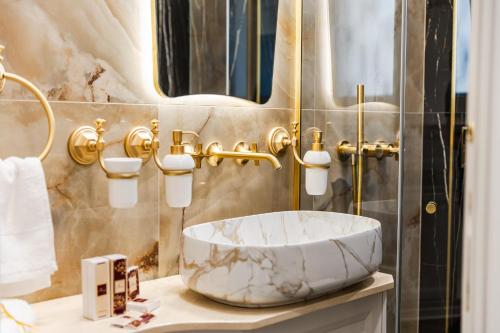 ein Badezimmer mit einem großen Marmorwaschbecken auf der Theke in der Unterkunft La Bella Trevi in Rom