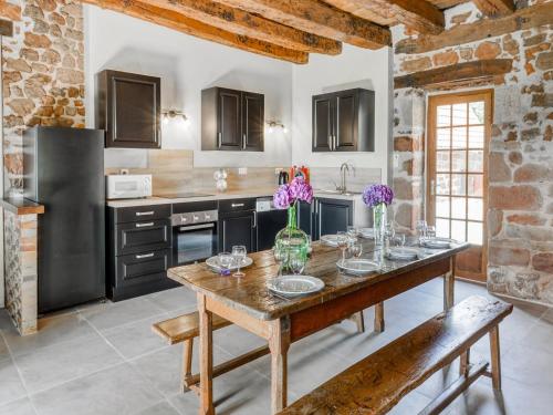 Η κουζίνα ή μικρή κουζίνα στο Beautiful holiday home with pool in Teillots