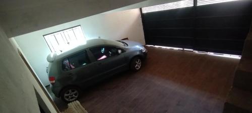 una piccola auto è parcheggiata in un garage di Casa moderna em meio à natureza a Ouro Preto