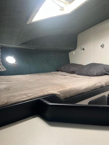 a bedroom with a bed in a room with a ceiling at Bateau in Le Barcarès