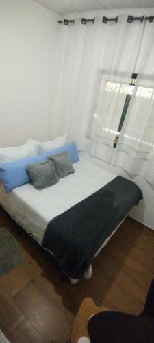 un letto in una stanza con una finestra di Casa moderna em meio à natureza a Ouro Preto