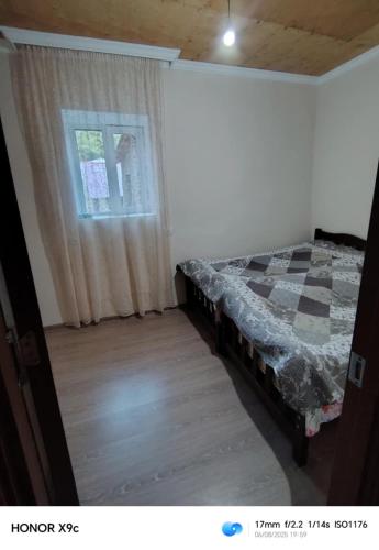 Ένα ή περισσότερα κρεβάτια σε δωμάτιο στο Jantu guest house