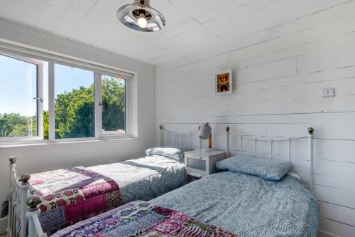 Ένα ή περισσότερα κρεβάτια σε δωμάτιο στο Tenby Lodge