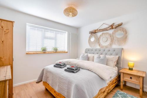 une chambre avec un grand lit avec des draps blancs dans l'établissement Riverside Retreat - Cardiff, à Cardiff