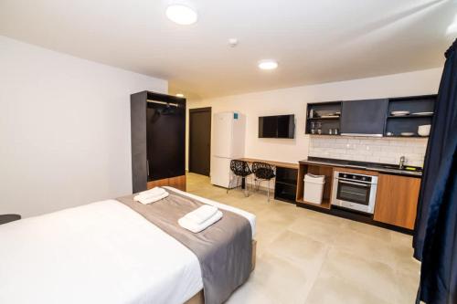 Η κουζίνα ή μικρή κουζίνα στο Bright Penthouse with Terrace - by HostMT