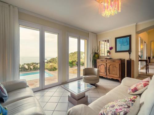 Una sala de estar con un sofá y una mesa de cristal. en Villa in Hyères near Beach & Pool, en Hyères