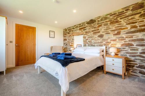 Postel nebo postele na pokoji v ubytování 3 Bed in St. Mawgan oc-h30677