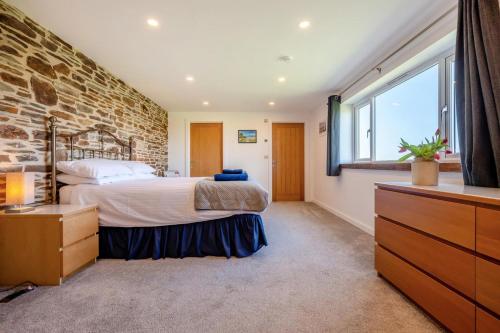 Postel nebo postele na pokoji v ubytování 3 Bed in St. Mawgan oc-h30677