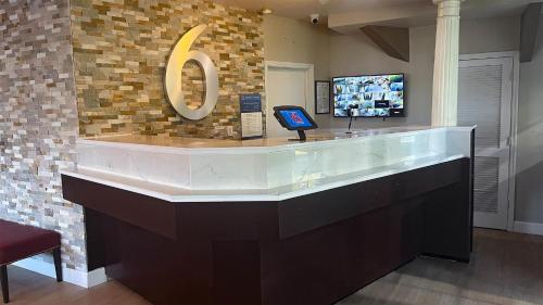 Una televisión o centro de entretenimiento en Motel 6 Lake City, FL – Medical Center