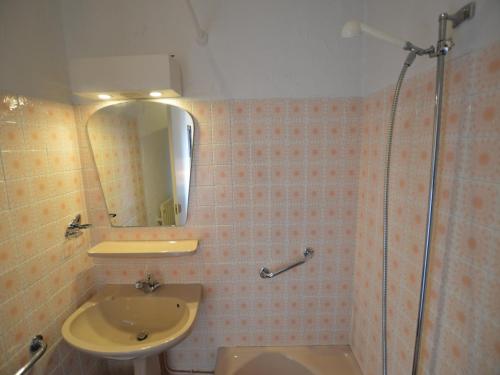 Ένα μπάνιο στο Trooz Villa with Pool & Sauna