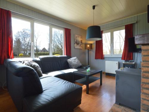 Ein Sitzbereich in der Unterkunft Cozy Chalet with Pond, Malmedy
