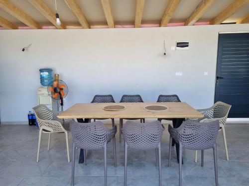 een houten tafel en stoelen in een kamer bij Bazen na dan Saray pool in Mostar