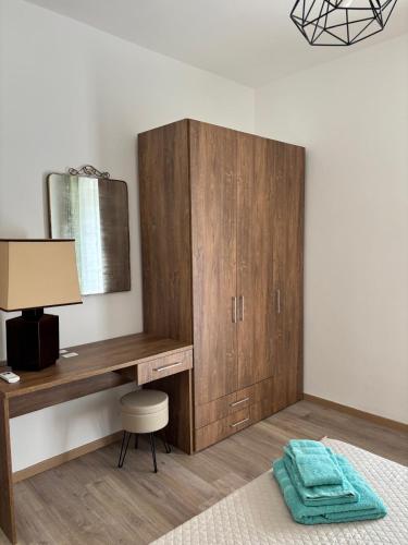 a bedroom with a wooden desk and a mirror at Domus Anfiteatro Home Sweet Home Viterbo in Sutri