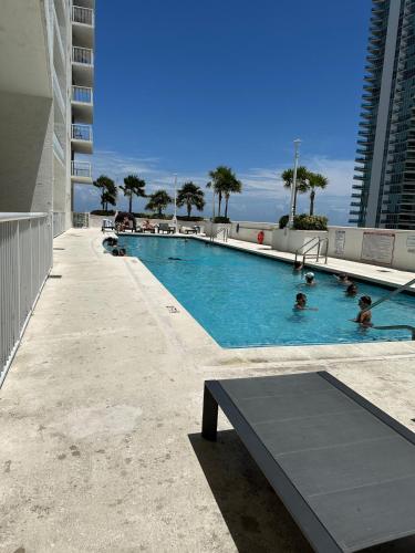 Stunning view from 42nd floor, Brickell-Miami financial district free self-parking spot, sleeps 4 photo 5