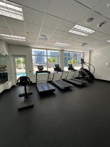Stunning view from 42nd floor, Brickell-Miami financial district free self-parking spot, sleeps 4 photo 12