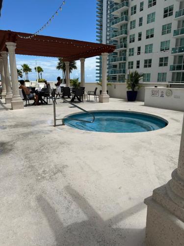 Stunning view from 42nd floor, Brickell-Miami financial district free self-parking spot, sleeps 4 photo 13