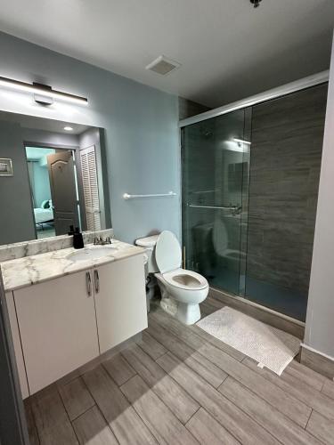 Stunning view from 42nd floor, Brickell-Miami financial district free self-parking spot, sleeps 4 photo 15