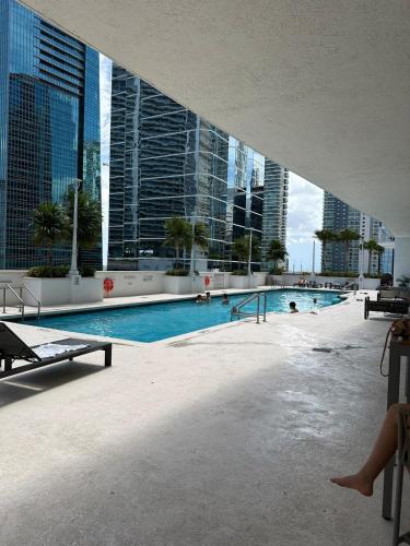 Stunning view from 42nd floor, Brickell-Miami financial district free self-parking spot, sleeps 4 photo 21