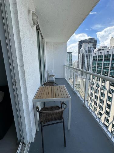 Stunning view from 42nd floor, Brickell-Miami financial district free self-parking spot, sleeps 4 photo 23