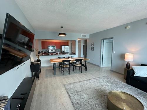 Stunning view from 42nd floor, Brickell-Miami financial district free self-parking spot, sleeps 4 photo 24
