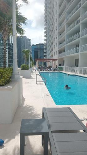 Stunning view from 42nd floor, Brickell-Miami financial district free self-parking spot, sleeps 4 photo 27