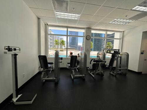 Stunning view from 42nd floor, Brickell-Miami financial district free self-parking spot, sleeps 4 photo 28