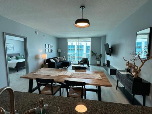Stunning view from 42nd floor, Brickell-Miami financial district free self-parking spot, sleeps 4 photo 30