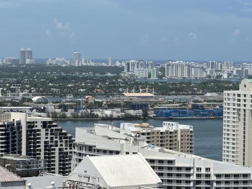 Stunning view from 42nd floor, Brickell-Miami financial district free self-parking spot, sleeps 4 photo 31