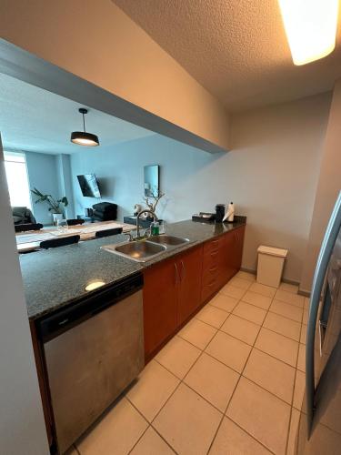 Stunning view from 42nd floor, Brickell-Miami financial district free self-parking spot, sleeps 4 photo 32