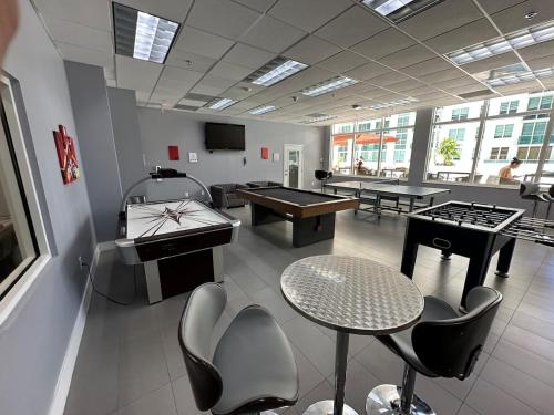 Stunning view from 42nd floor, Brickell-Miami financial district free self-parking spot, sleeps 4 photo 33