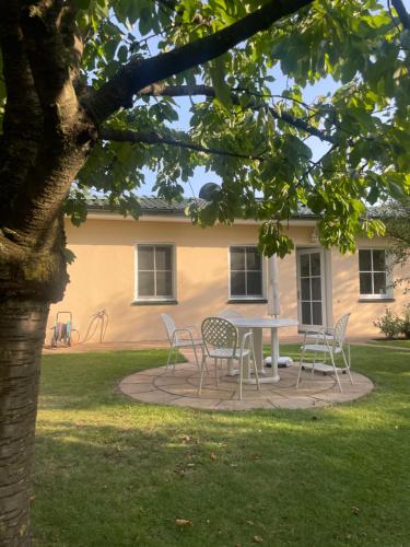 a table and chairs in front of a house at Ferienwohnung Dilling in Ladbergen