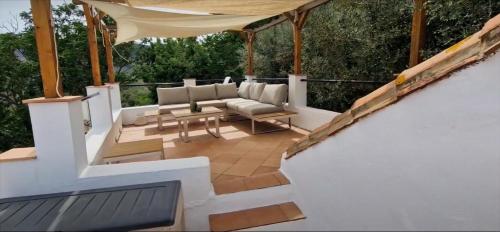 Balkoni atau teres di Beautiful Rustic House