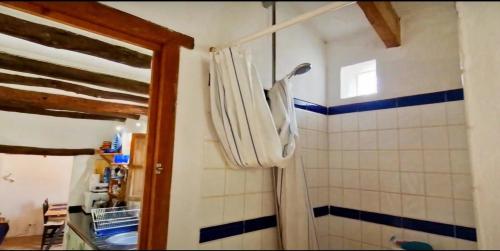 Bilik mandi di Beautiful Rustic House
