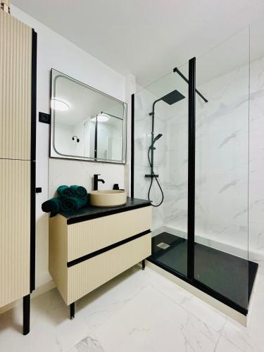 a bathroom with a sink and a shower at Le Ru'Beach - T2 avec piscine in Trouville-sur-Mer