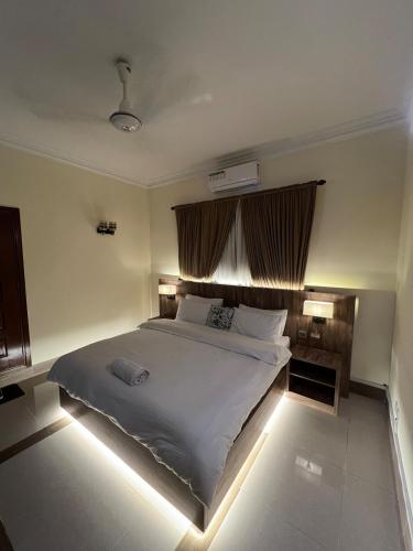 Кровать или кровати в номере One Bed Room Sunrise BNB DHA phase 7