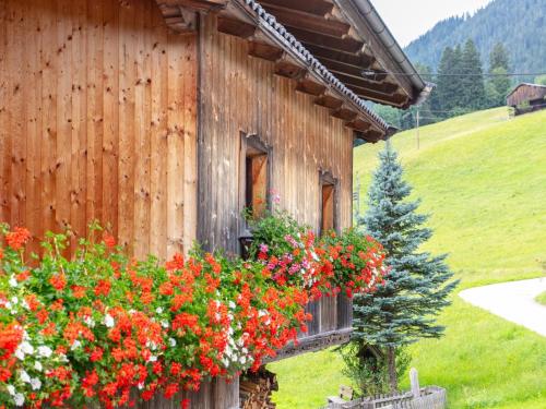 a building with flowers on the side of it at Almruhe Alpbach in Alpbach