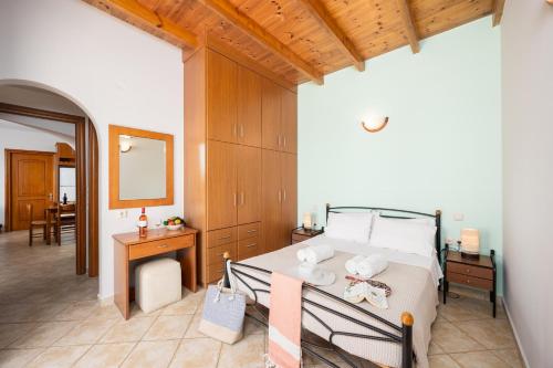 Ένα ή περισσότερα κρεβάτια σε δωμάτιο στο Villa Aetos