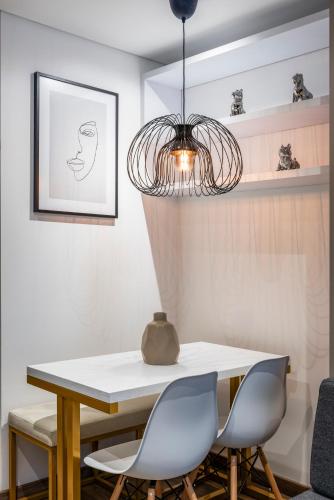 a dining room with a white table and chairs at Edificio Taj 97 By Jalo in Bogotá