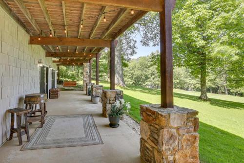 Κήπος έξω από το Golf, Hike and Explore Blue Ridge Mtn Haven with Deck