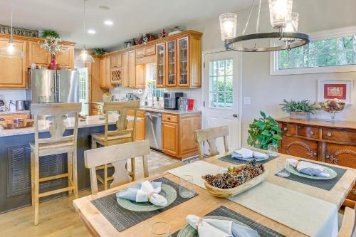 Η κουζίνα ή μικρή κουζίνα στο Golf, Hike and Explore Blue Ridge Mtn Haven with Deck