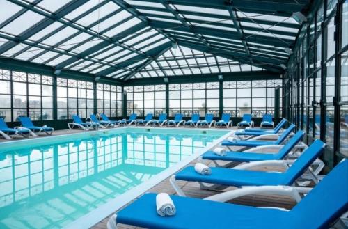 Swimmingpoolen hos eller tæt på Le Ru'Beach - T2 avec piscine , proche de la plage