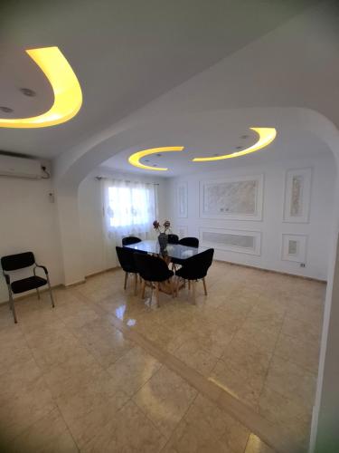 Gallery image of T3 cosy et spacieux 115m2 entièrement rénové avec clim in Oran