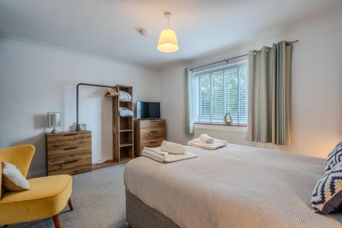 Postel nebo postele na pokoji v ubytování Larners Lodge by Winterton Cottages